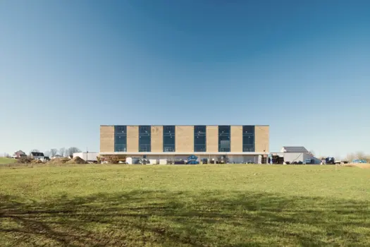 Lehmraum – Produktionshalle aus Erde